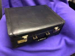 Schwarzer Leder Aktentkoffer mit Zahlenschlösser - Top!