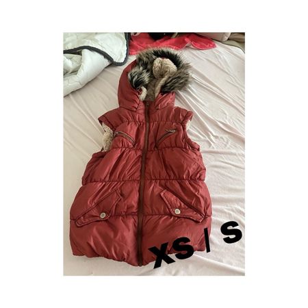Weste mit Kapuze rot gefüttert gebraucht Grösse XS S