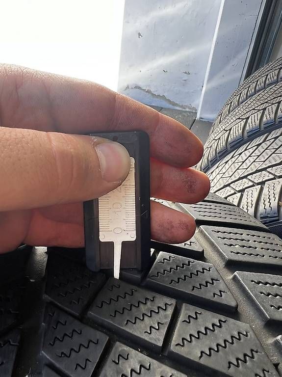 Pneumatici & Ruote complete: 245/35 R19 Winterreifen – Usato da Sursee venduto da gas_8n5t 4