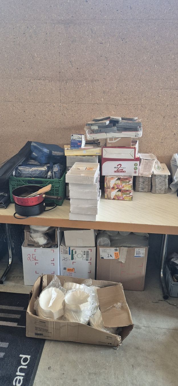 Set di piatti: Einweggeschirr – Nuovo e nell'imballaggio originale da Oeschgen venduto da EHS_Betriebs