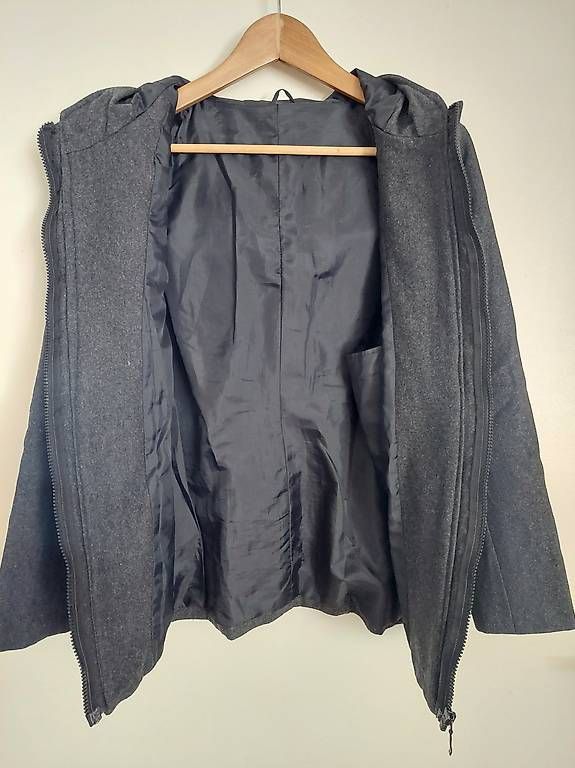Giacche: Graue Jacke mit Kapuze – Usato da Gossau SG venduto da sus_bkb7 2