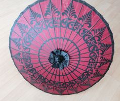 Papierschirm rot mit Bambusgestell