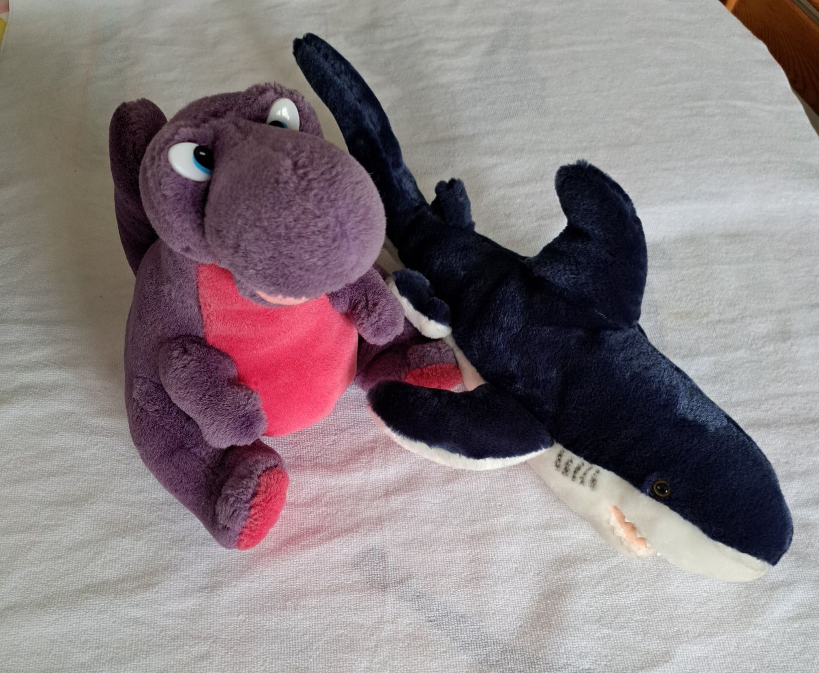 Giocattoli: 2 Plüschtiere Hai und Dino – Usato da Uitikon Waldegg venduto da Smeragol 1