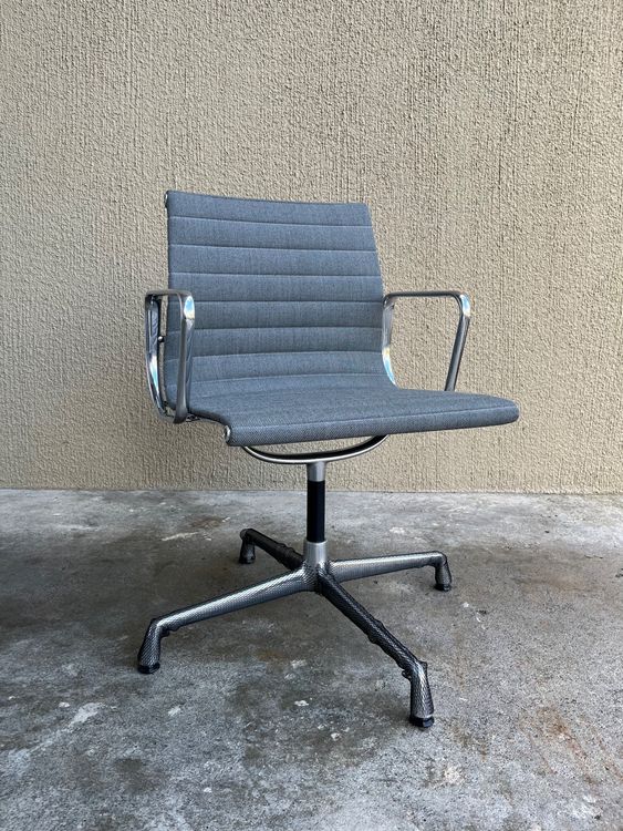 Konferenzstuhl von Vitra Modell EA 103 drehbar 1