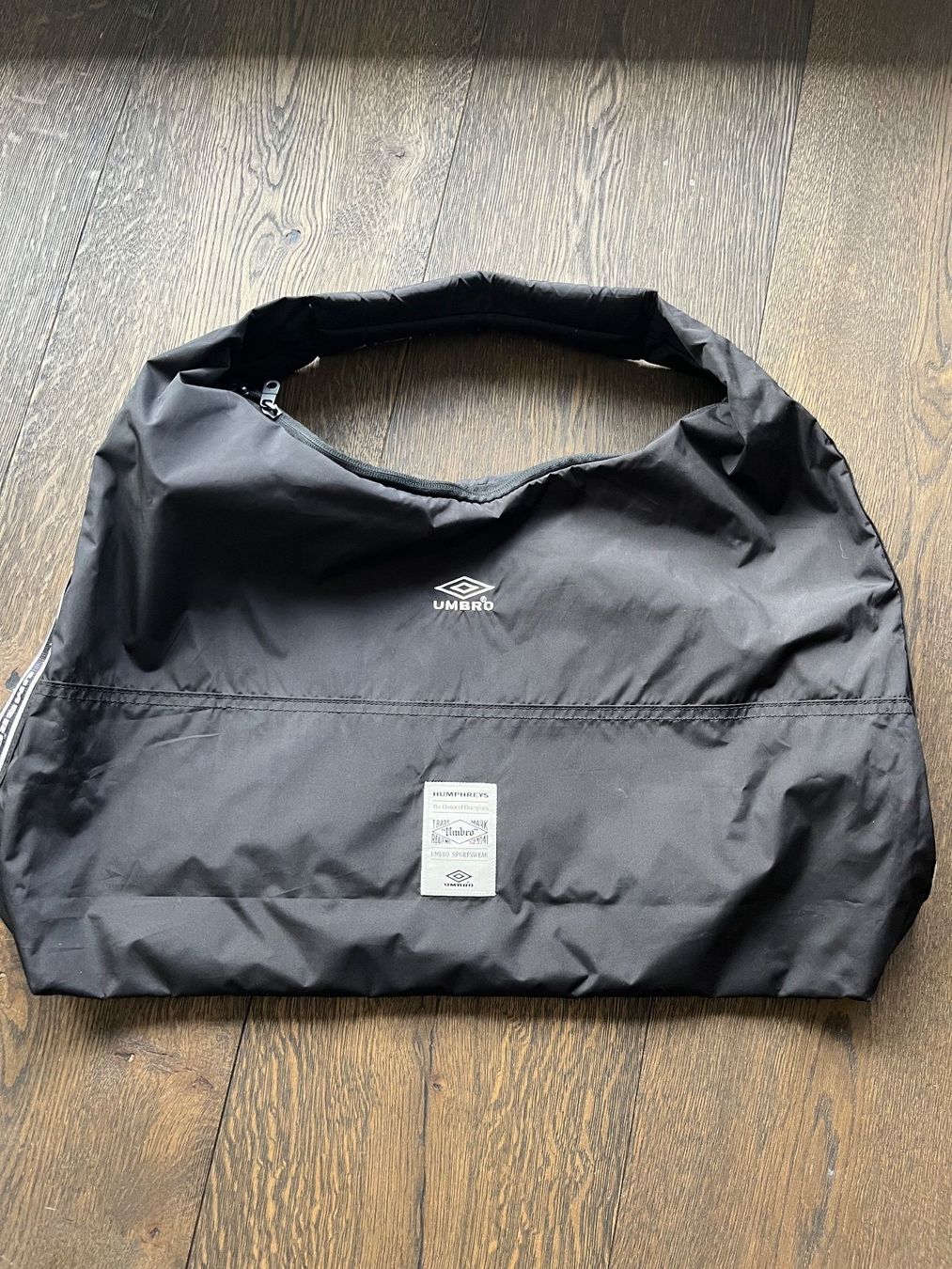 Taschen: Umbro Nylon Schultertasche schwarz - Unisex – Neu (gemäss Beschreibung) aus Birrwil von Bruce1968