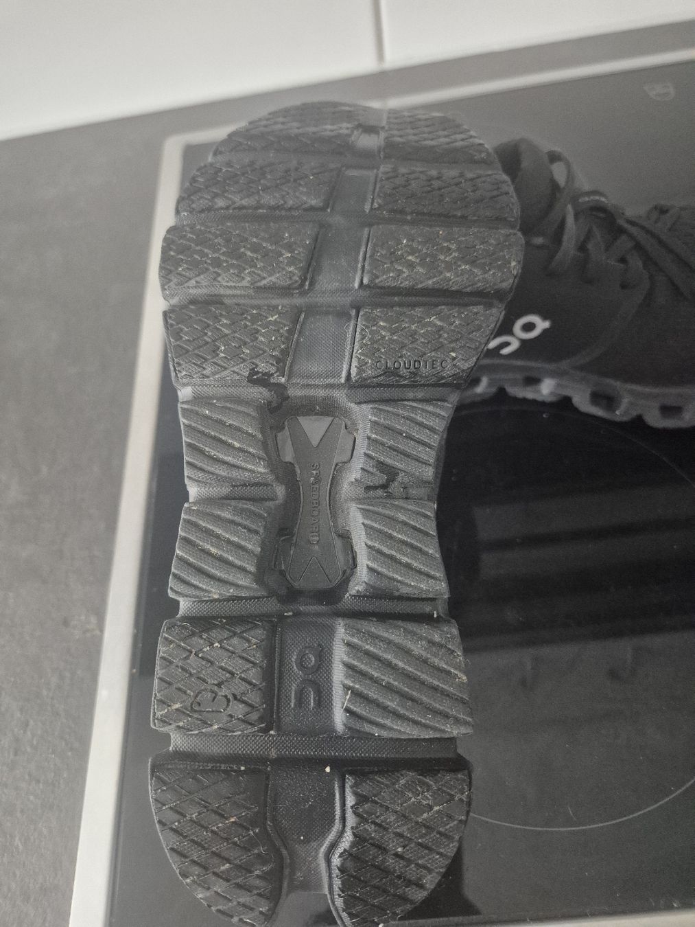 On Chaussures femmes: ON Cloud X , Schwarz Grösse EU 40 – D'occasion à Ossingen par Nepturn 2
