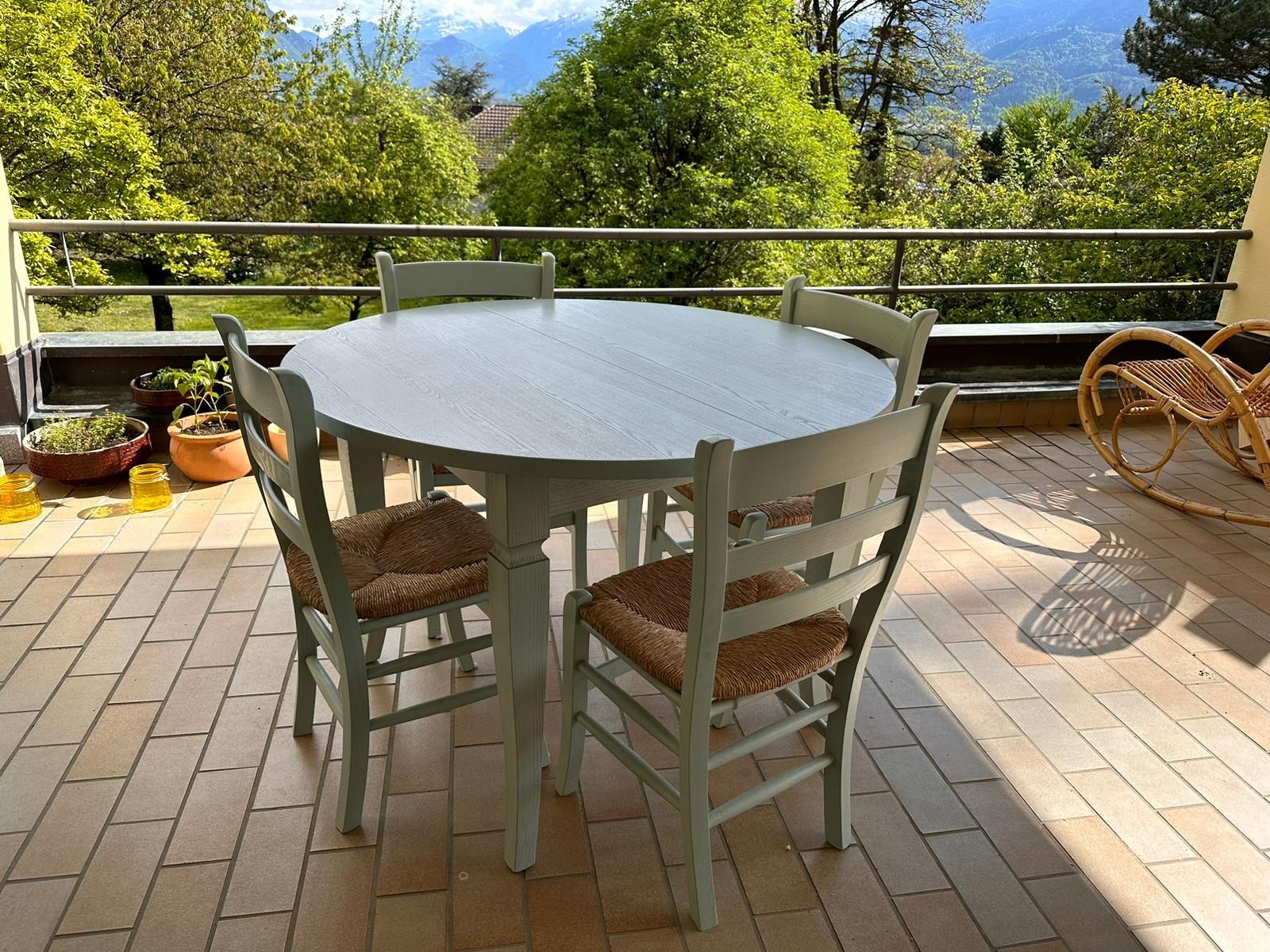Tischset: Tisch mit passenden Stühlen – Gebraucht aus Vaduz von cge_7ypn