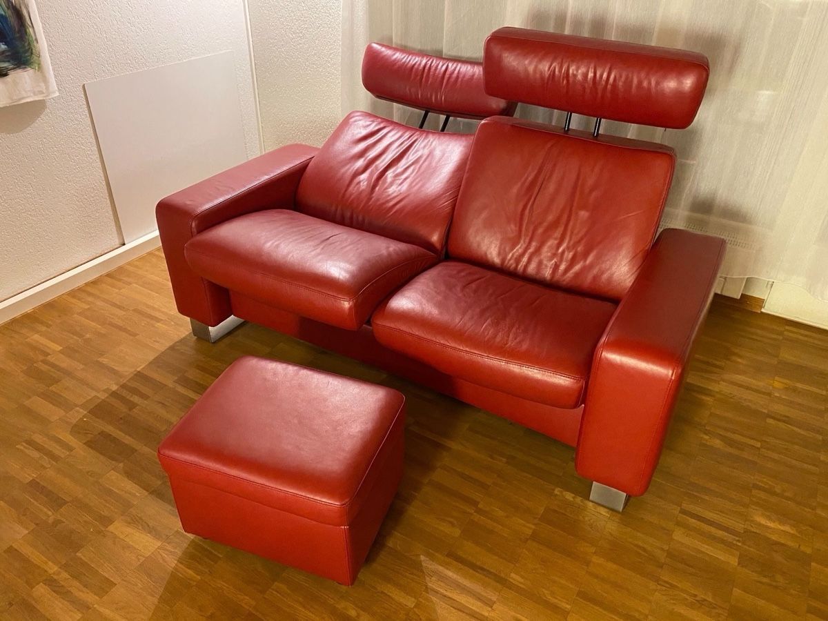 Stressless Sofas: STRESSLESS Echt Leder Sofa 2-Sitzer mit Hocker rot GRATIS – D'occasion à Utzigen par itigross