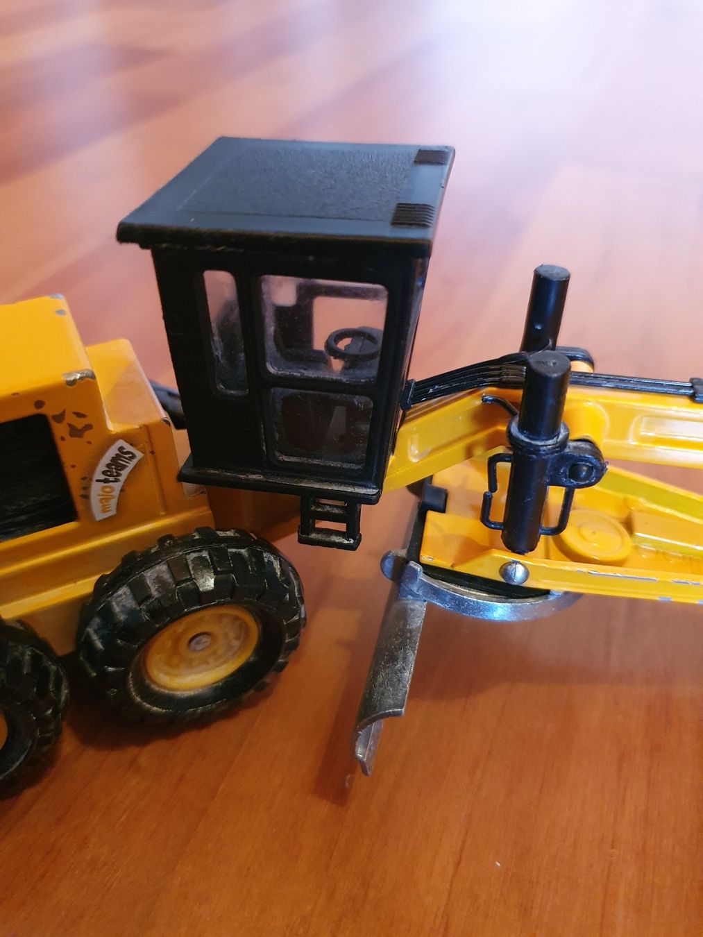 Majorette Modellini d'auto: Majorette Niveleuse Baumaschine im Massstab 1:40 – Difettoso da Triesen venduto da platzproblem1 3