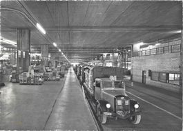 Betriebszentrale  Migros  Zürich  mit  Oldtimer-Lastwagen