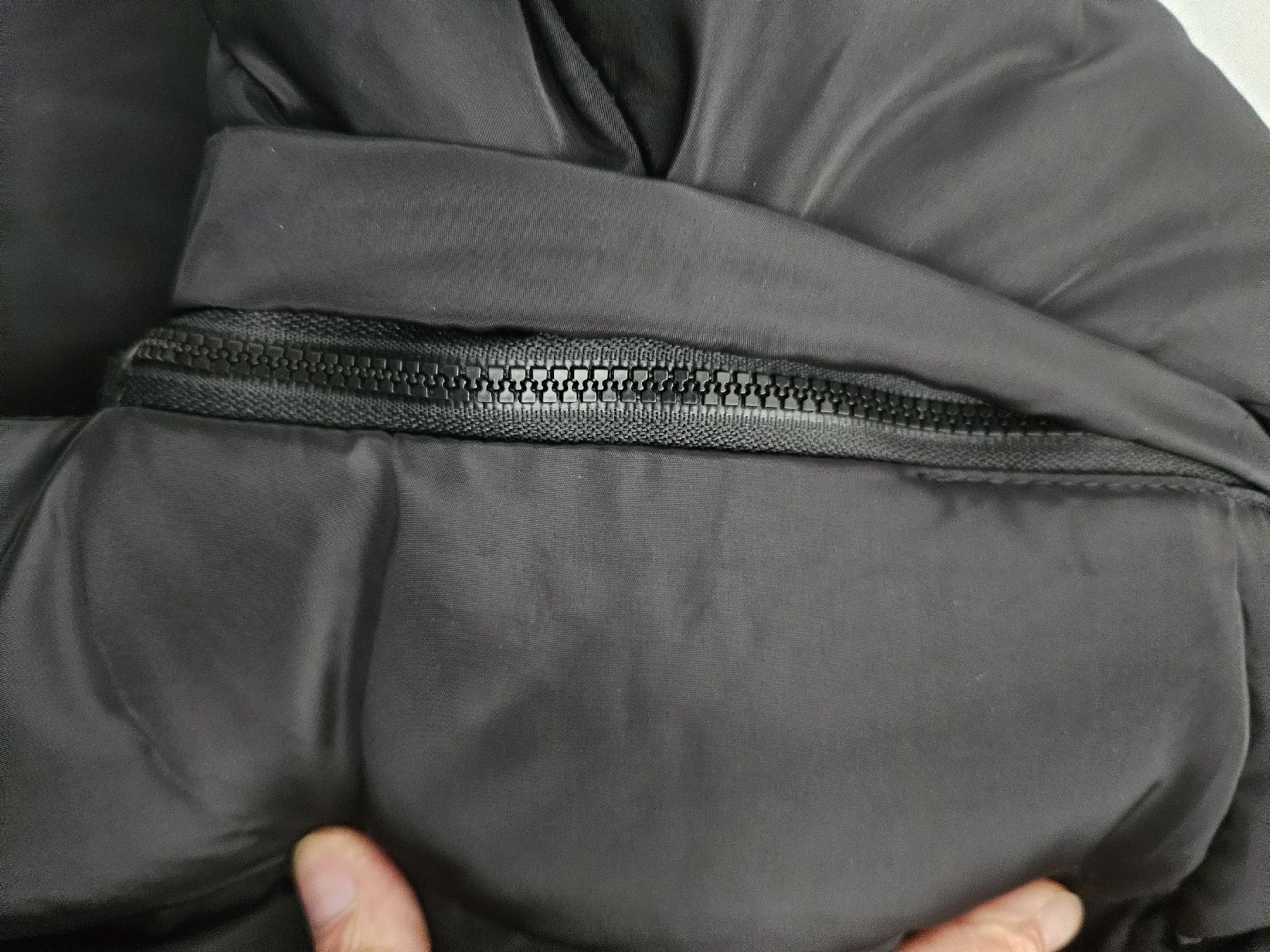 Gilet & Giacche: Schwarze Daunenweste mit Kapuze – Nuovo (secondo la descrizione) da Oftringen venduto da Mrg3 1
