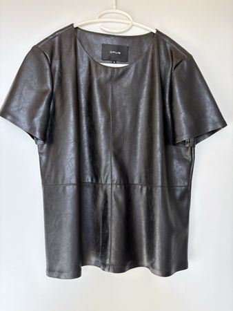 T-Shirt in Lederoptik