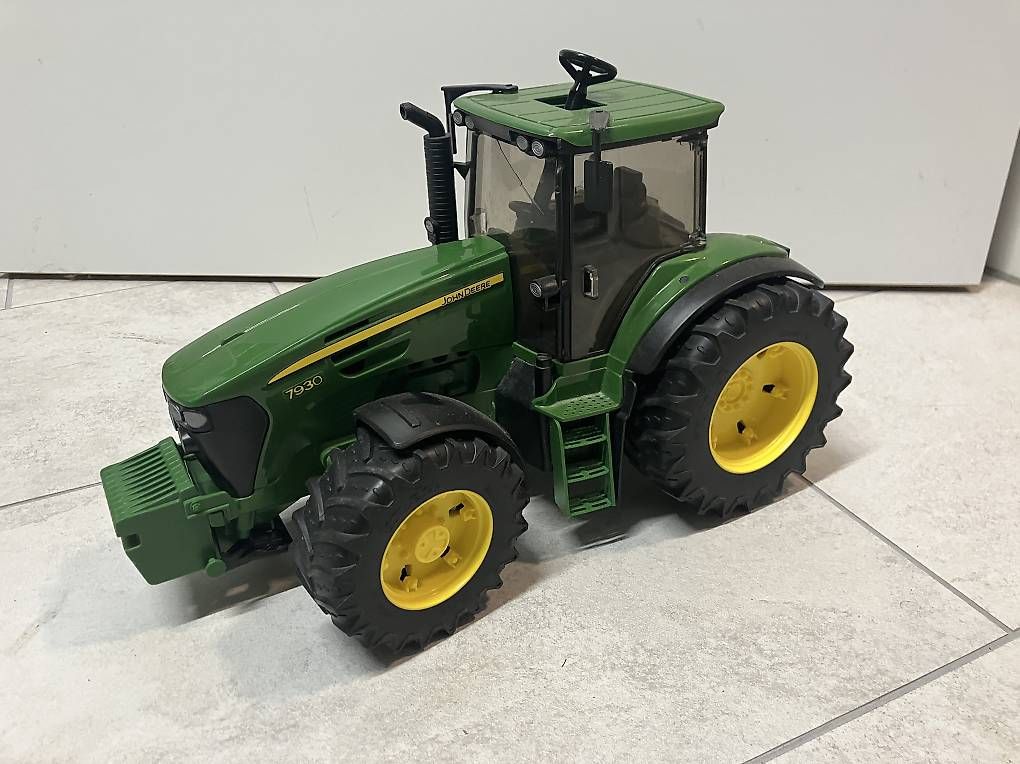 Giocattoli: Bruder JohnDeere Traktor – Usato da Menznau venduto da siricius