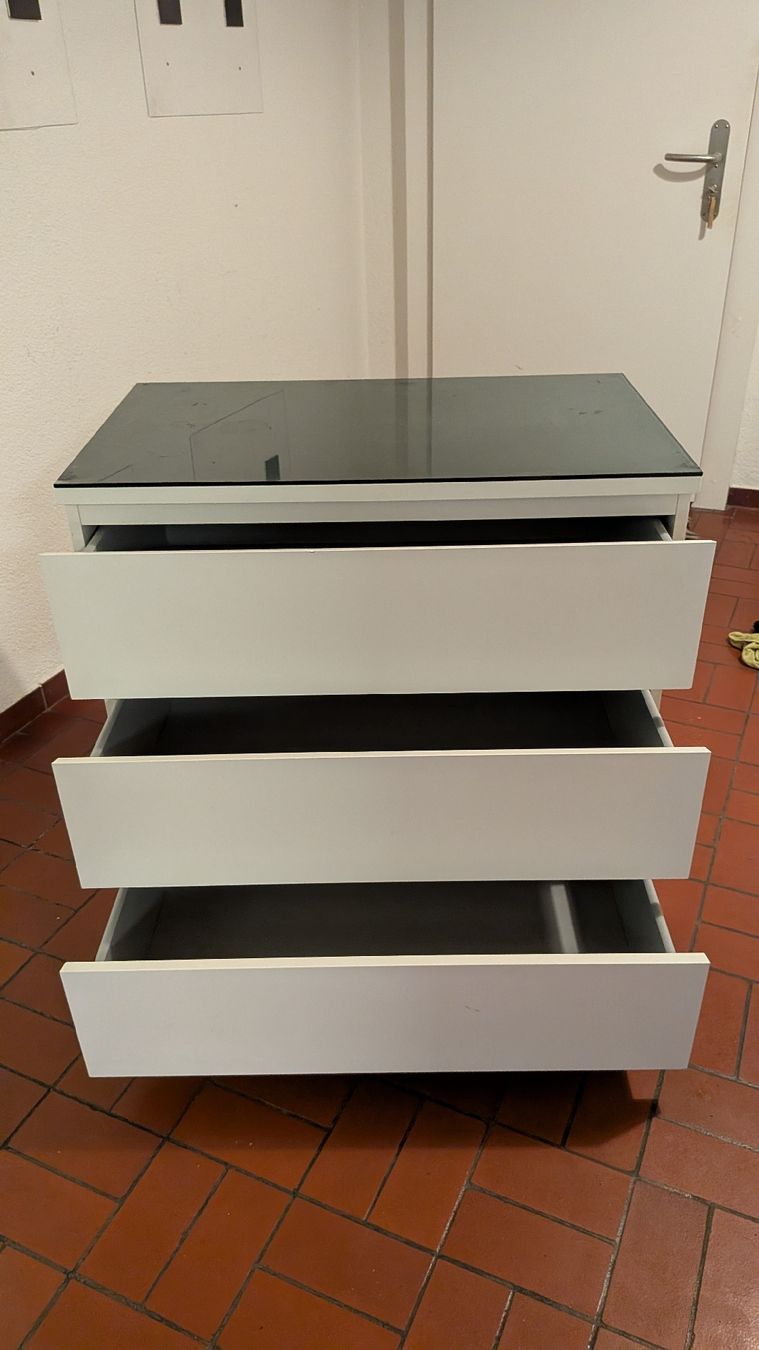 Cassettiere: Weisse Kommode mit 3 Schubladen & Glasplatte – Usato da Zürich venduto da doomsta 1