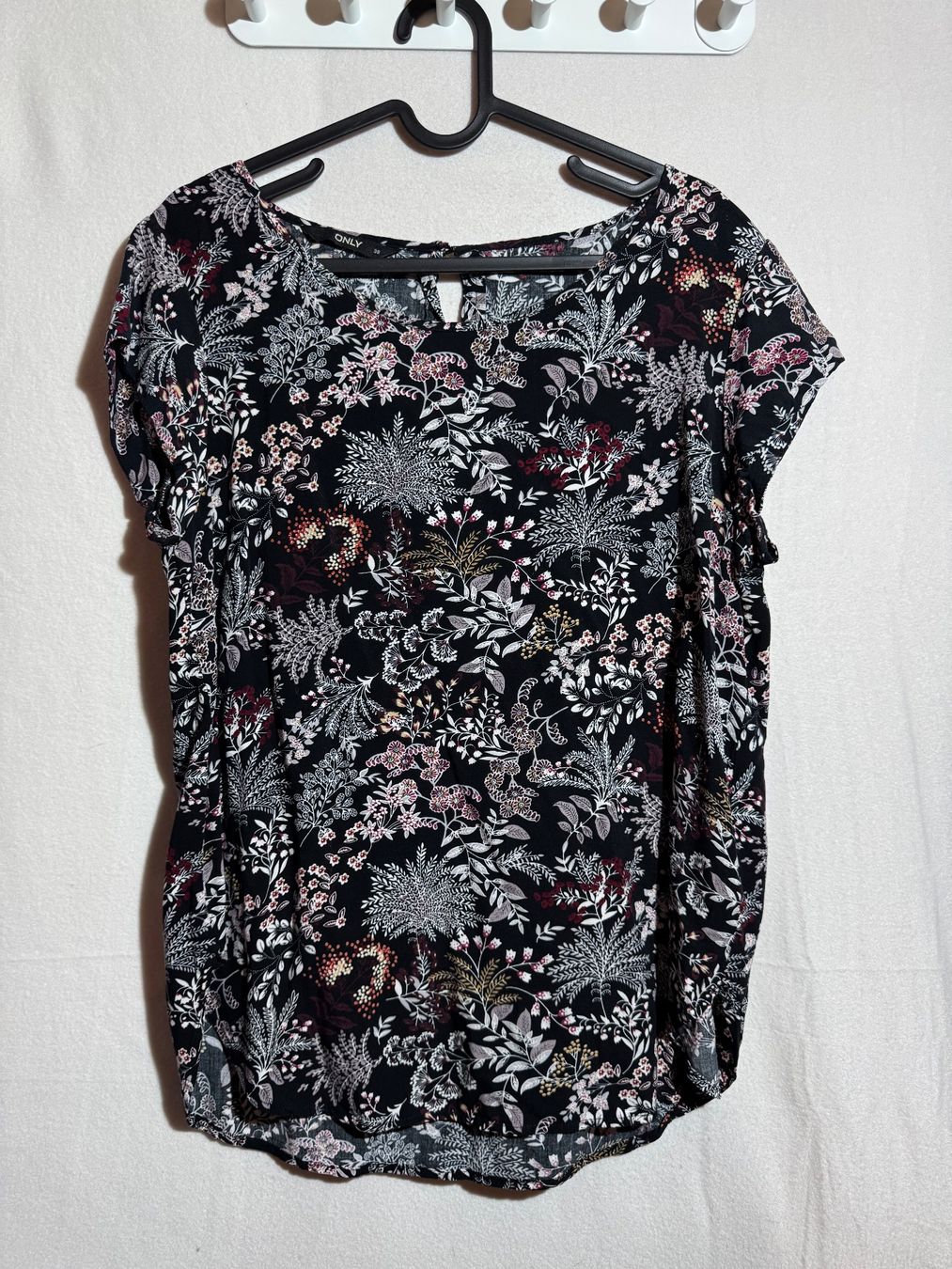 Only Camicette: Schöne Bluse mit Blattmuster von Only Gr: 38 – Usato da Grosswangen venduto da SALE_SALE_SALE