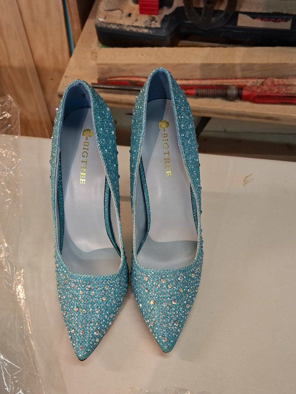 Scarpe da donna: Funkelnde, hellblaue Damenschuhe, Grösse 36, neuwertig – Usato da Bäch SZ venduto da nadinek85