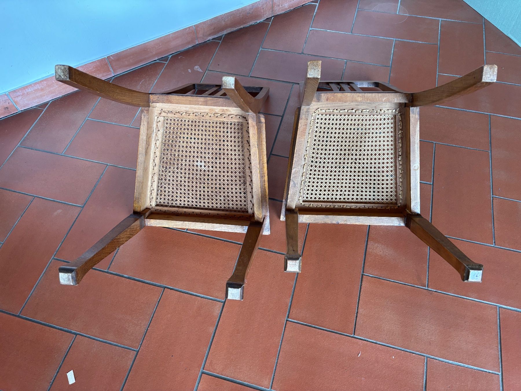 Chaises: Zwei Holzstühle mit geflochtener Sitzfläche – D'occasion à Beromünster par Uelibard 5