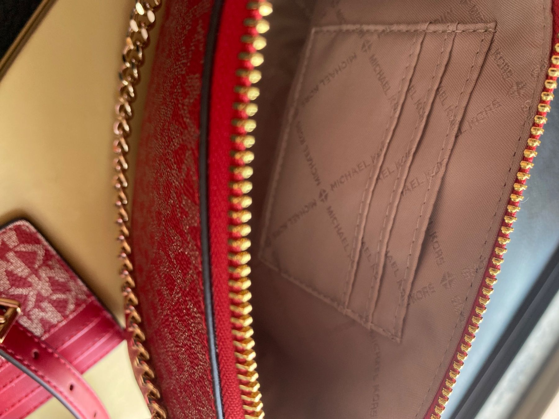 Michael Kors Borse da donna: Borsetta e portafoglio Michael Kors rosso e oro loggata – Nuovo e nell'imballaggio originale da Murten venduto da Moisa 3