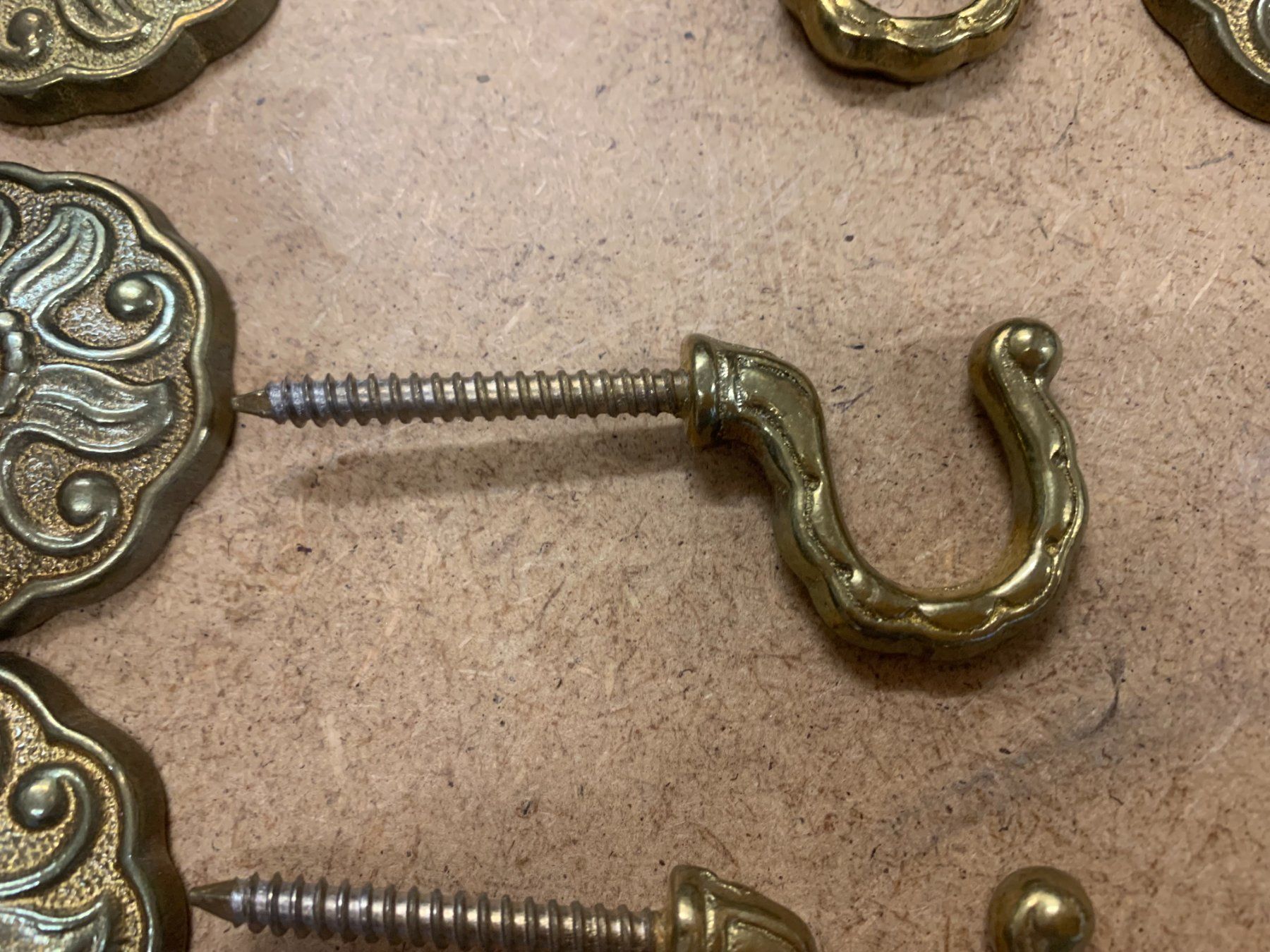 Ferramenta: 7 Haken messing mit Rosetten 5 cm – Usato da Fislisbach venduto da chili2006 5