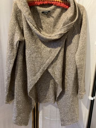 Warme Cositumnes Strickjacke mit Schal-Kragen, Grösse M