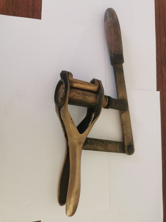 Ancienne bouchonneuse à levier - SANBRI - Vendu