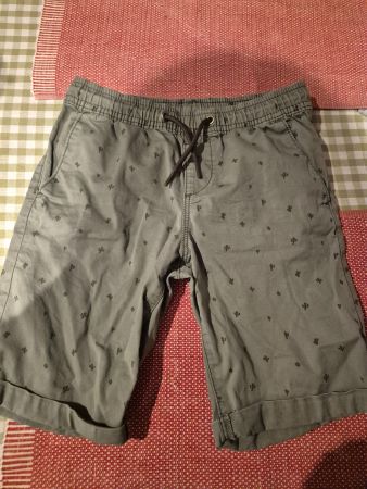 Coole Shorts, Grösse 128, Sommer-Look von der Marke WE.