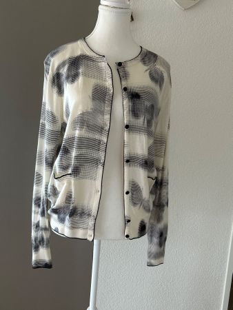 Jäckli ecru mit Schmetterling Muster ESCADA 100% Woole  Gr.M