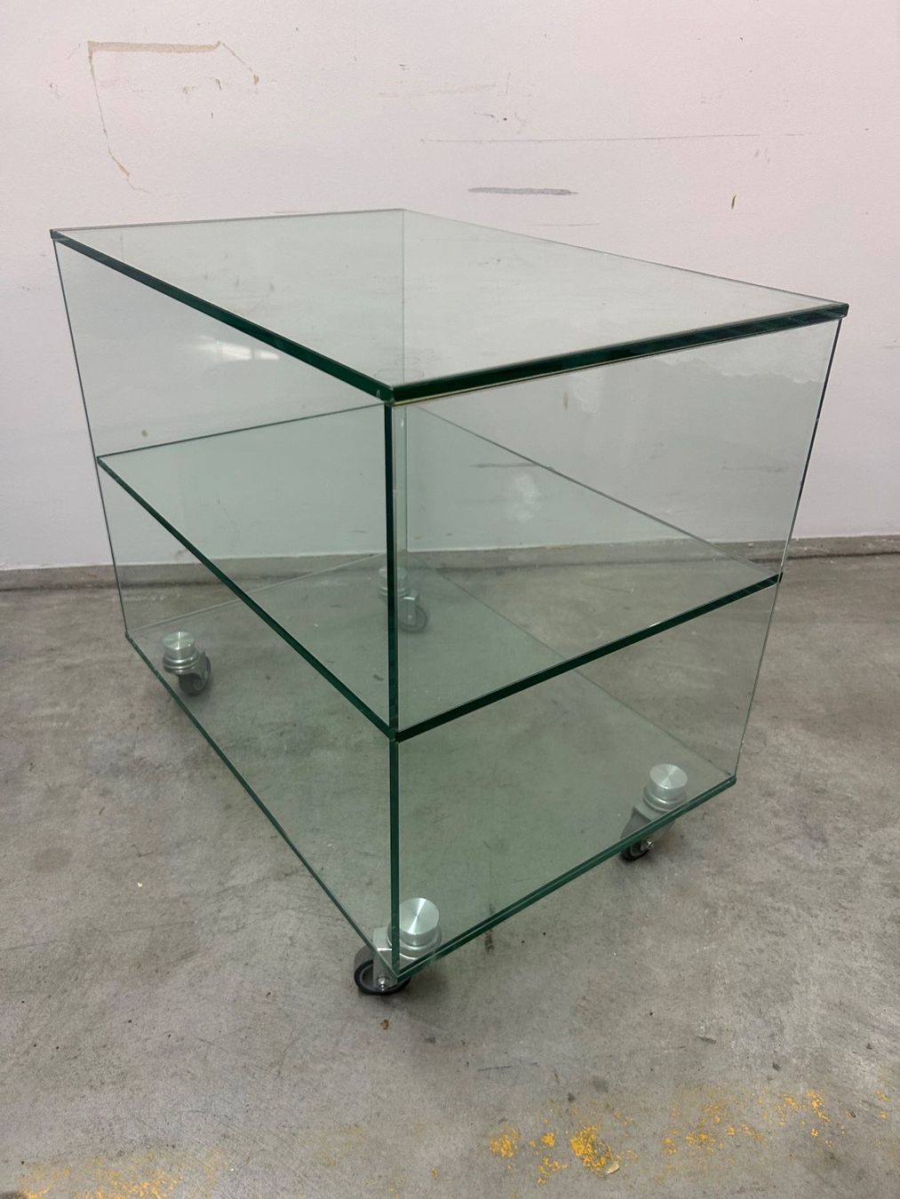 Mobili TV: TV-Möbel aus Glas mit einem Tablar auf Rollen – Usato da Zürich venduto da Levelart 4