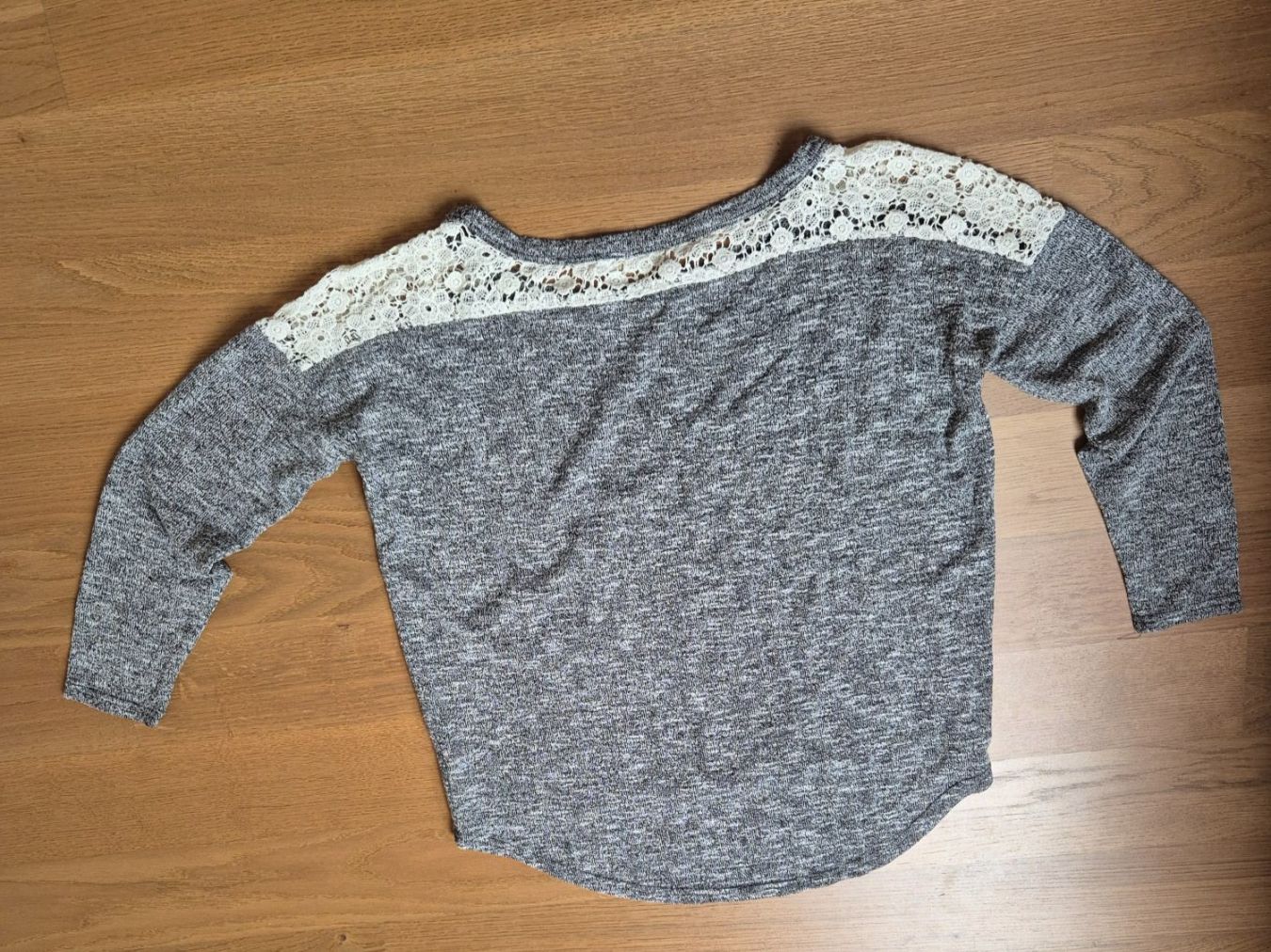 T-shirt: Graues 3/4 Armshirt mit Spitze, Grösse S – Usato da Rheinau venduto da Jackandjones01 1