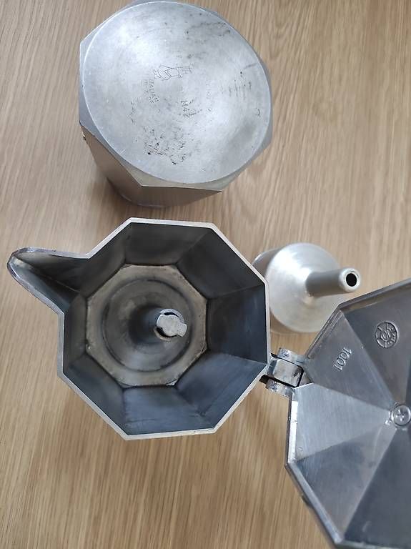 Bialetti Macchine per caffè & Macchine per espresso: Bialetti Moka Express 6 Cups – Usato da Zürich venduto da Yevhenii. 1
