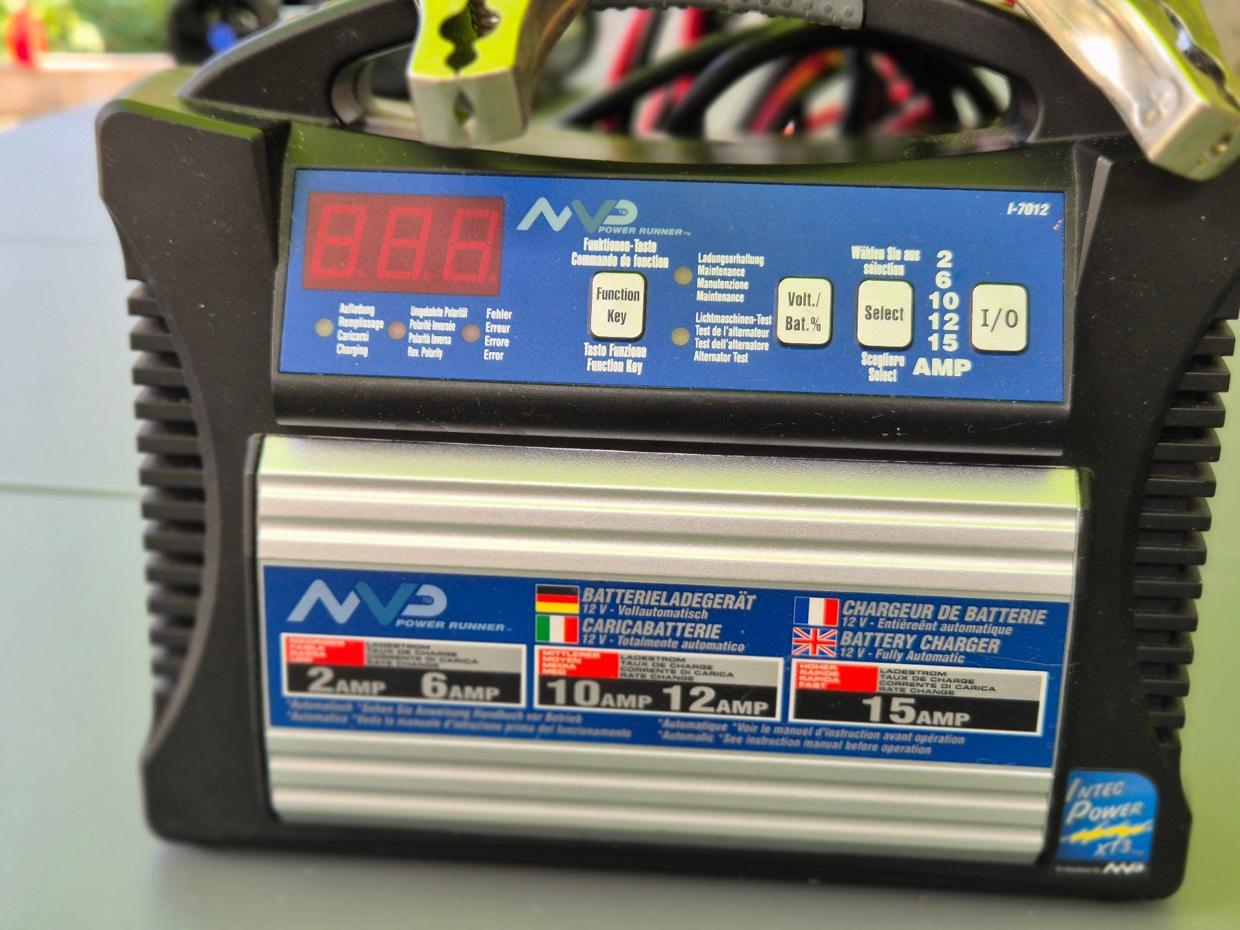 Batterie-Ladegeräte: Ladegerät für Autobatterie – Gebraucht aus Contra von Lylou0 1
