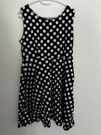 Robe d'été noire à pois blancs