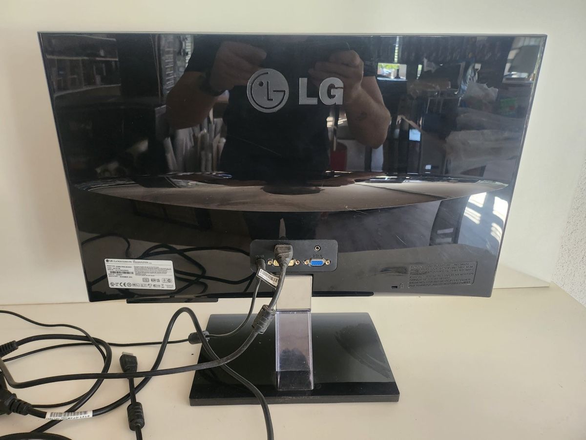 Monitor: LG Bildschirm  51 x 30cm – Usato da Oberurnen venduto da jasmin2fel 2