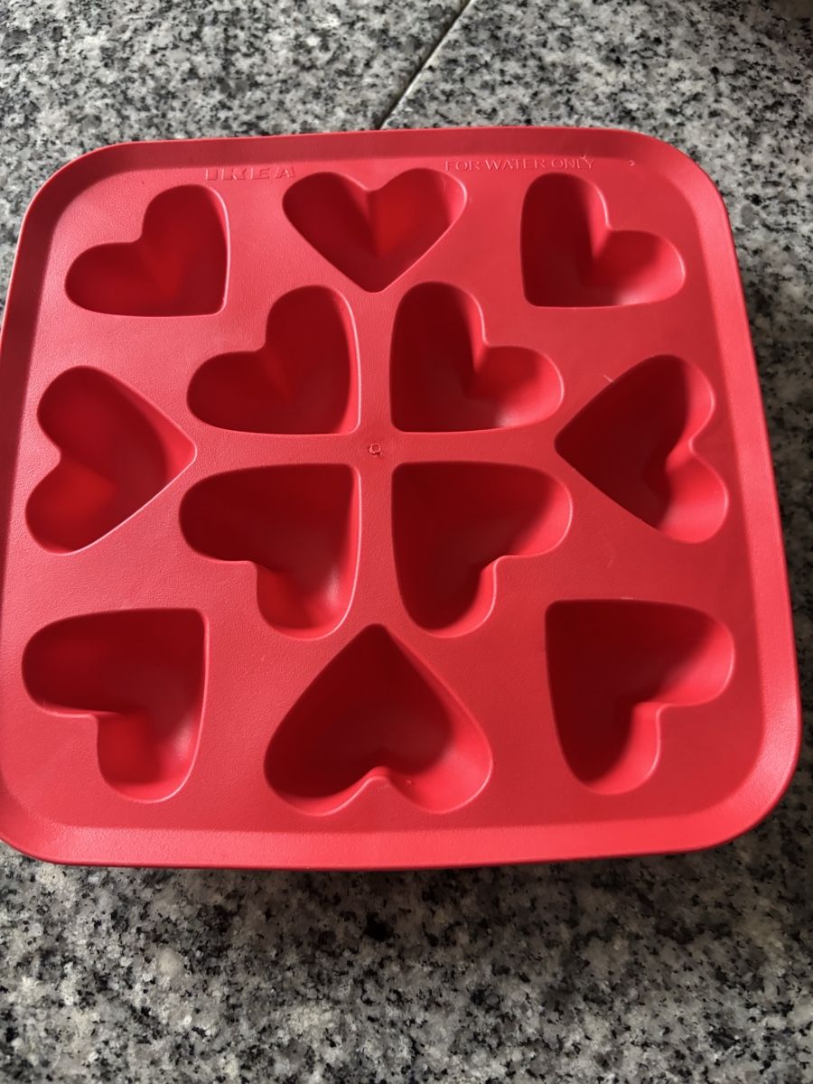 Ikea Teglie da forno: Rote Silikonform mit Herzchen - ideal für Eiswürfel oder🍫 – Usato da Wallisellen venduto da Masitaca