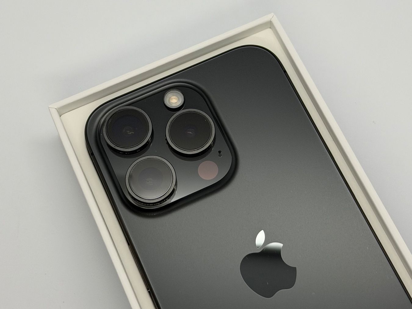 Apple Telefoni cellulari / Smartphones: iPhone 15 Pro - 128 GB, Black Titanium, OVP – Usato da Zürich venduto da fal_2sb7