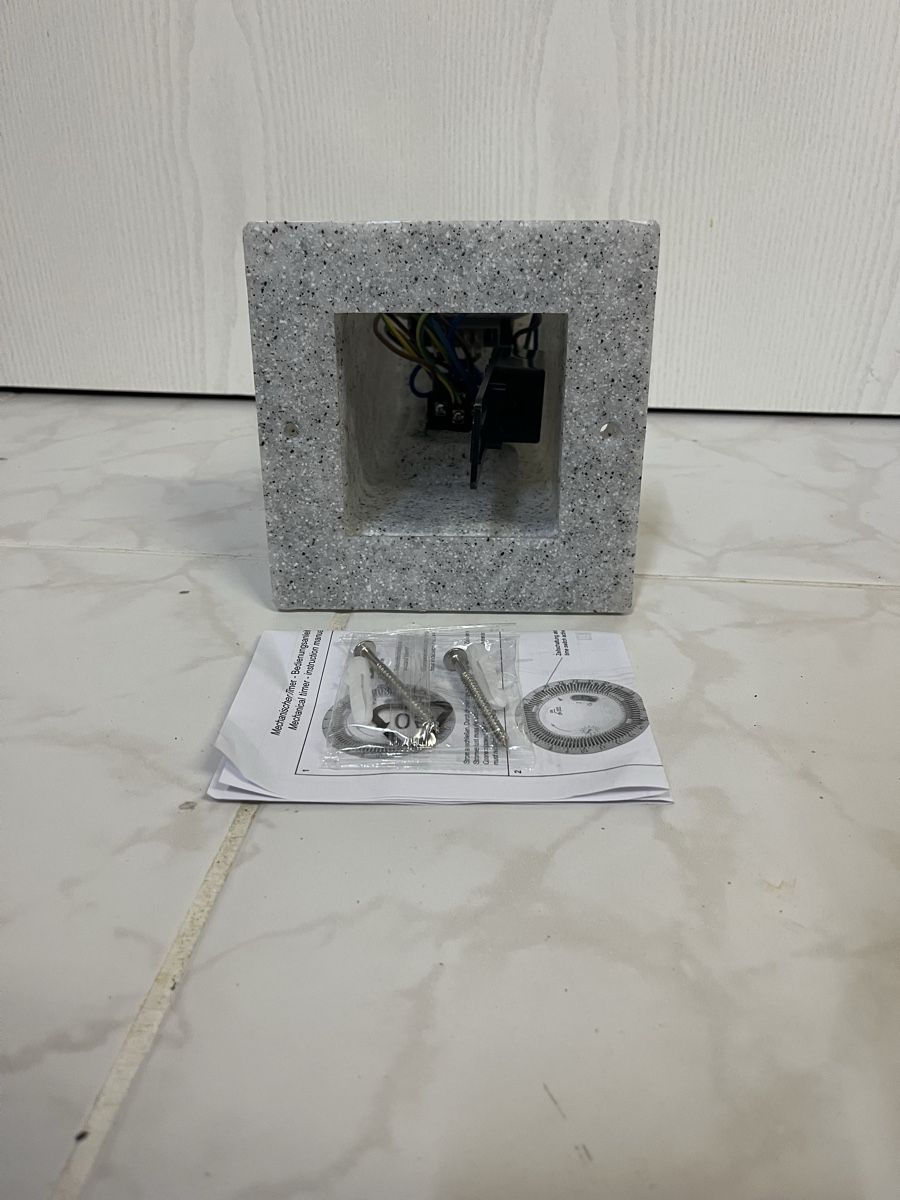 Spine: Stein Steckdosensäule Aussenbereich, neu – Nuovo e nell'imballaggio originale da Adliswil venduto da Sphinx 2