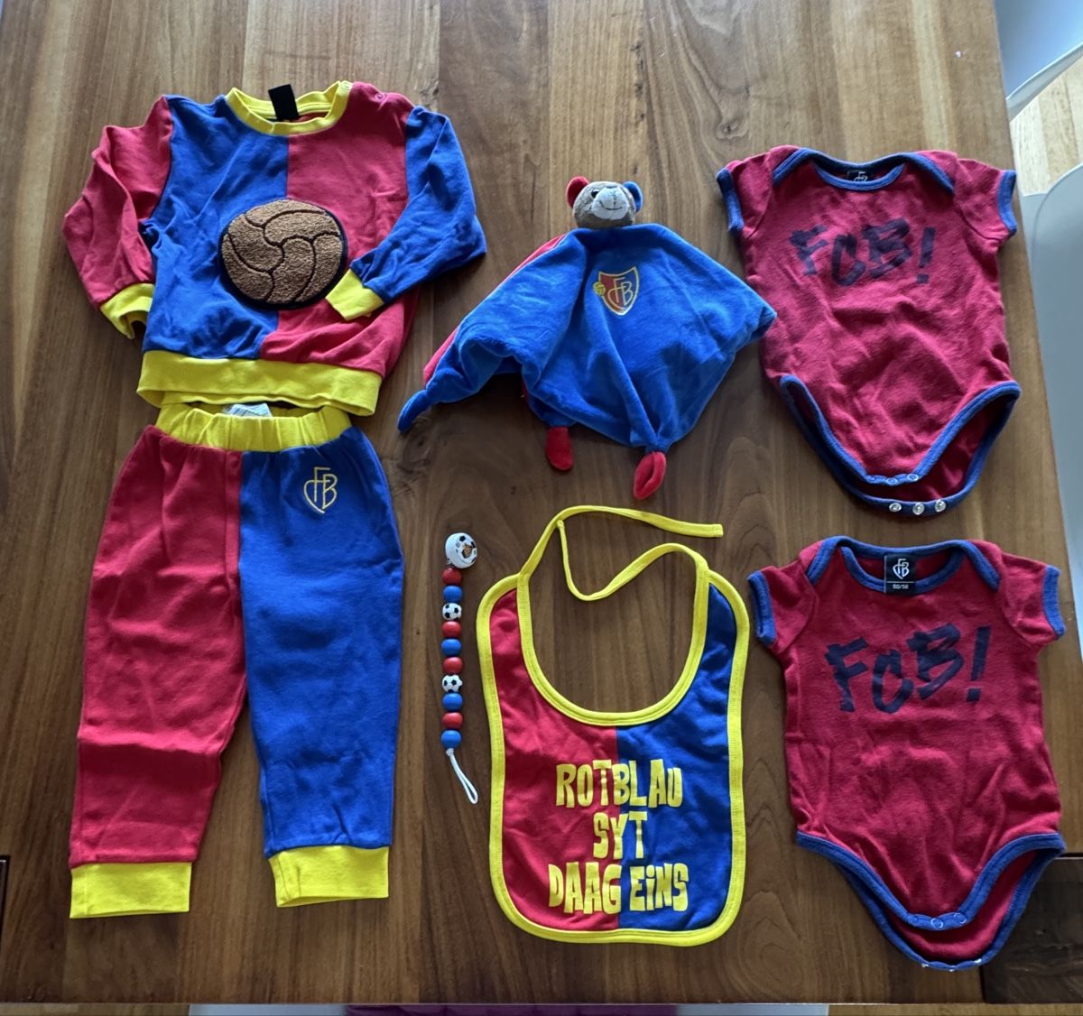 FC Basel Lotti & Set di vestiti: FC Basel Baby Set Neu  – Nuovo (secondo la descrizione) da Emmenbrücke venduto da Herzog07 1