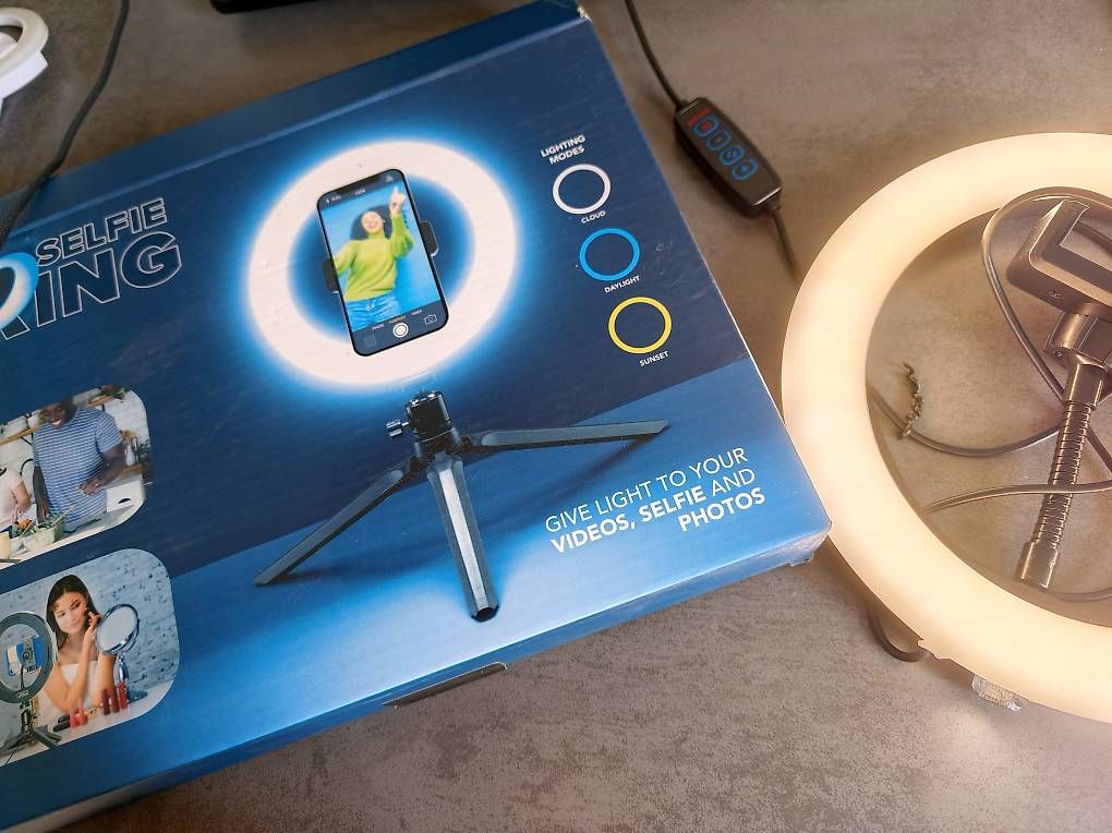 Halterungen: LED-Ringlicht mit Smartphone-Halterung. – Gebraucht aus Buckten von ari_7vt7