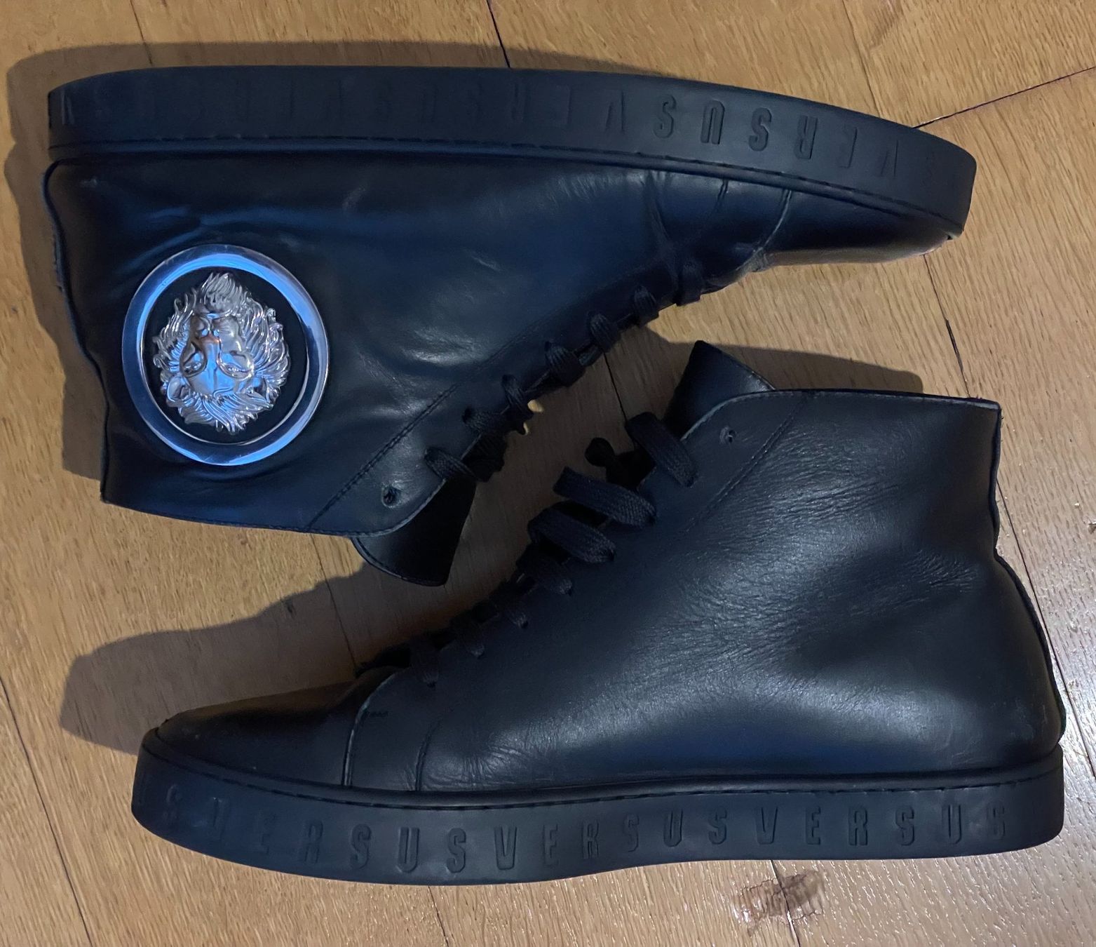 Versace Scarpe da uomo: Versace Versus Sneaker Schwarz Leder (43) – Usato da Laufenburg venduto da mar_d5b9 2