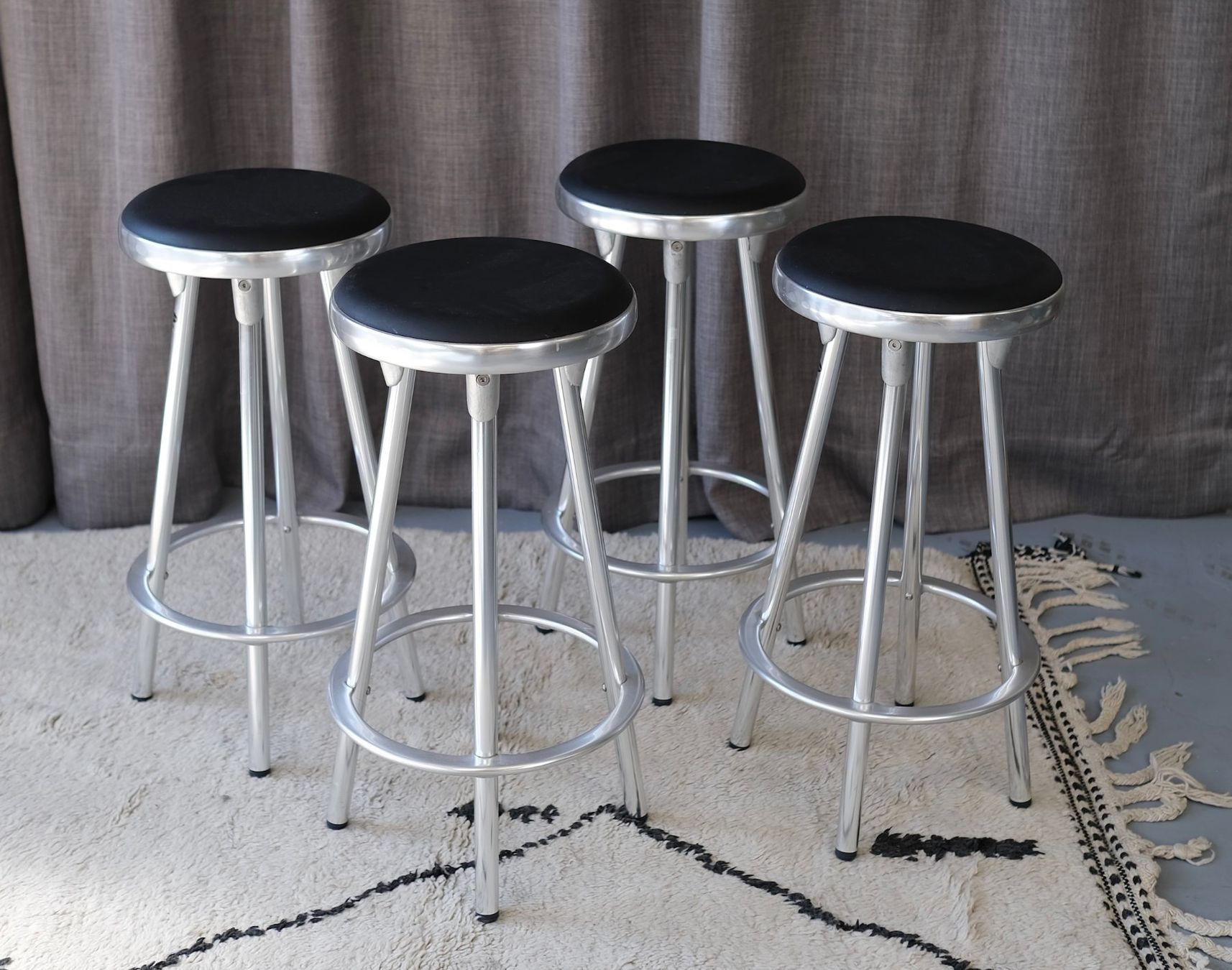 Sgabelli: 4 Bar stools by Joan Casas I Ortinez for Indecasa – Usato da Bern venduto da Zmodern_CON