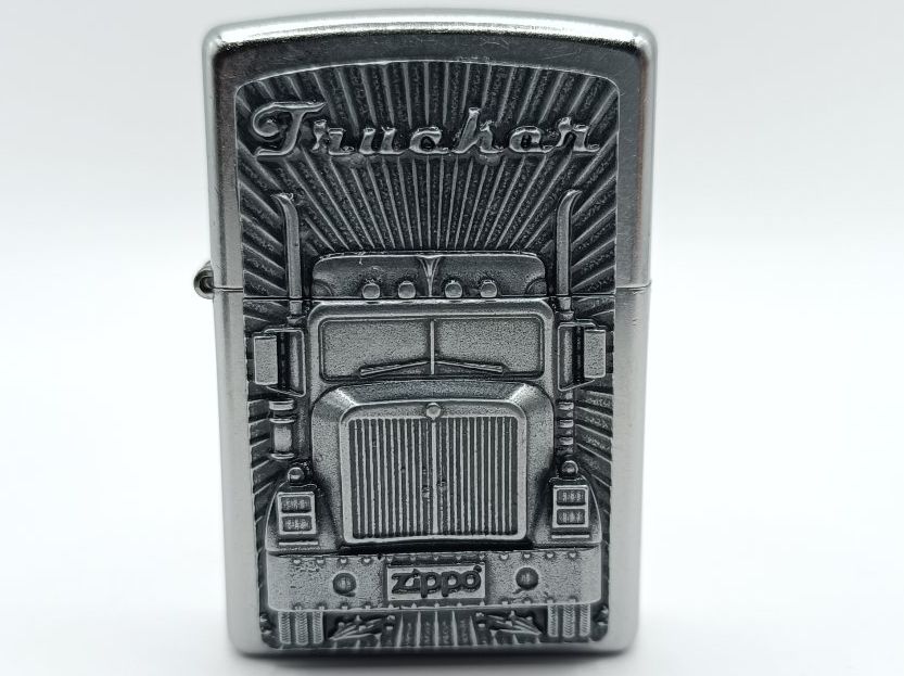Zippo Accendini: ZIPPO Trucker Emblem 2003977 Feuerzeug – Nuovo e nell'imballaggio originale da Ennenda venduto da Benzinflamme