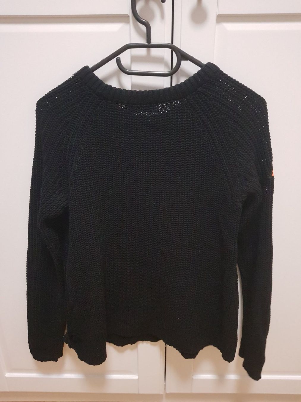 Pullover & Sweatshirts: Schwarzer Pullover mit Blumenmuster, Gr. M – Gebraucht aus Arlesheim von Eli_77 1