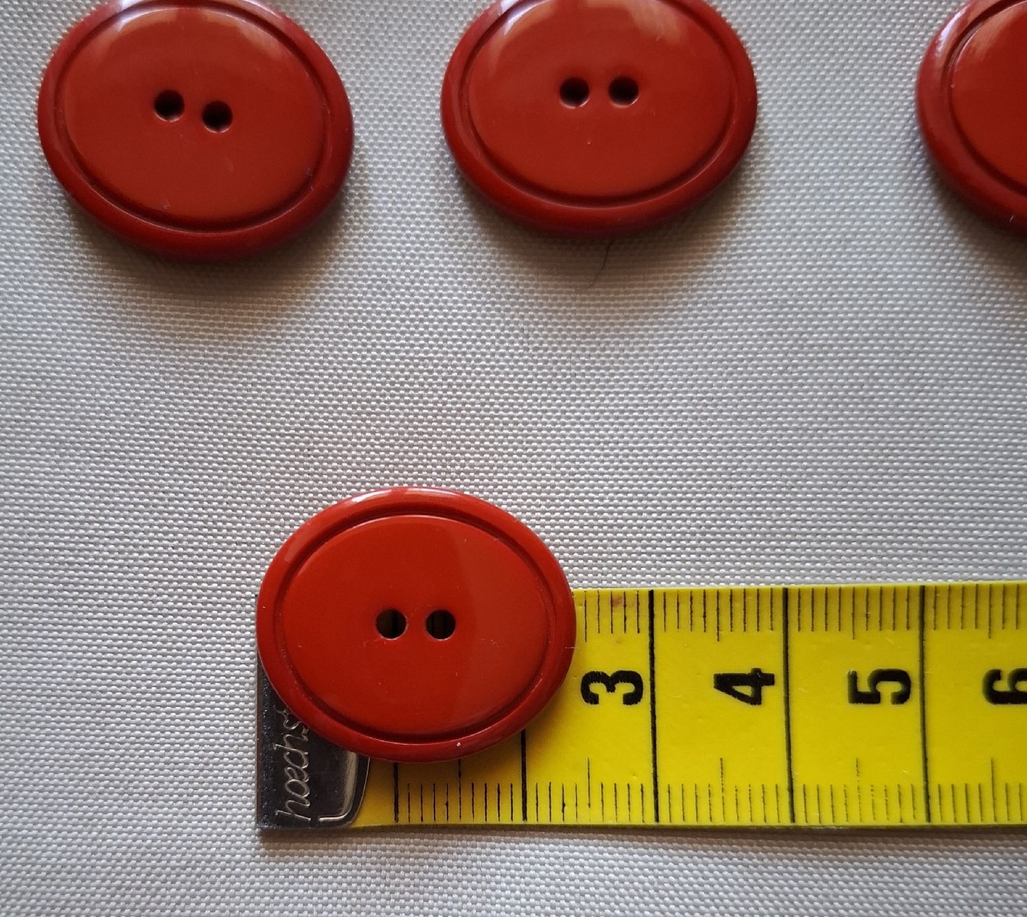 Bottoni: 18 Stück rote Knöpfe, oval, 24 mm. – Usato da Dietikon venduto da Hirschkopf 2