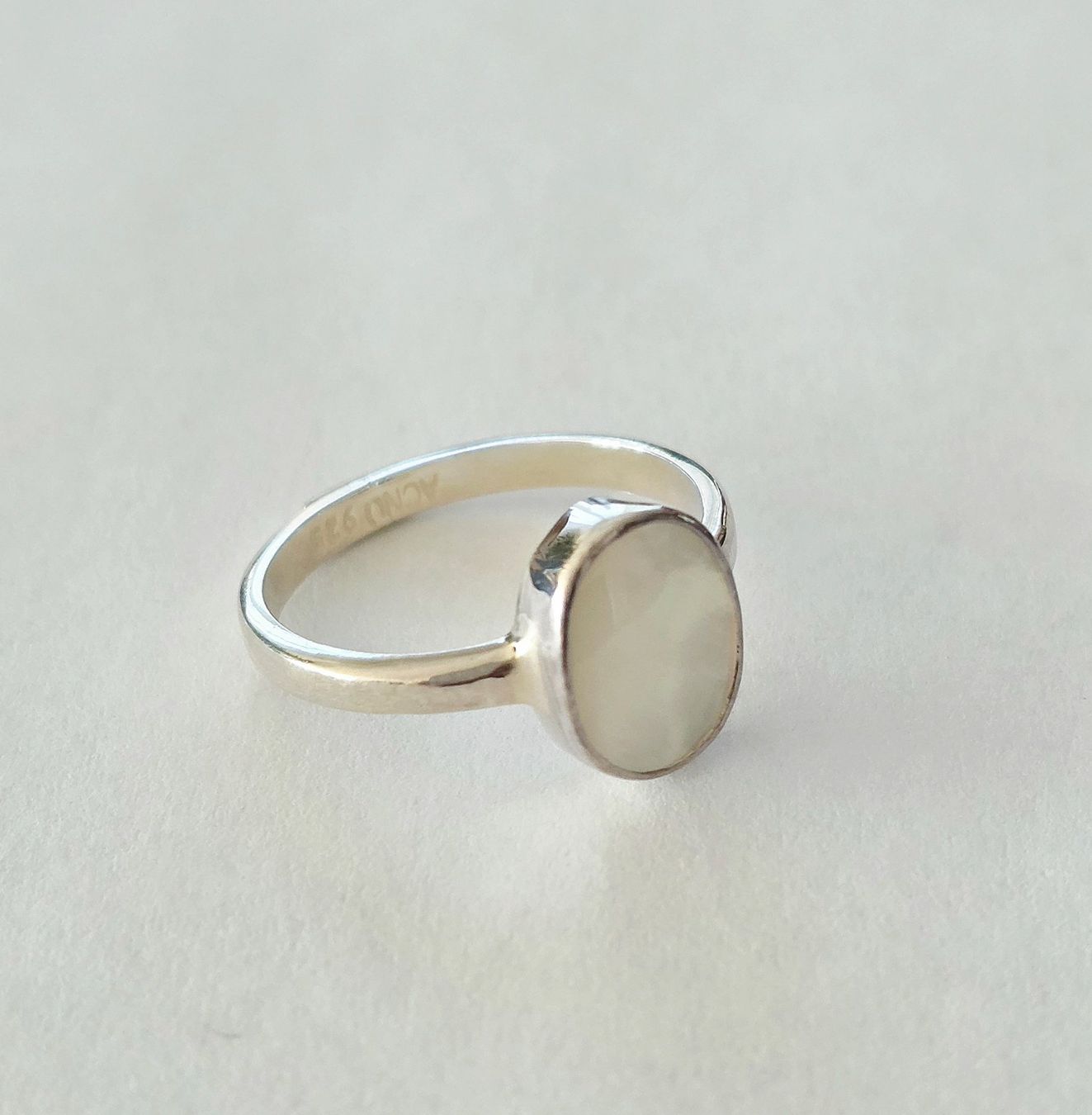 Anelli: Oval Mutterperle Silberring 925 - A&C Oslo - Neu – Nuovo e nell'imballaggio originale da Uetikon am See venduto da Coralreef 2