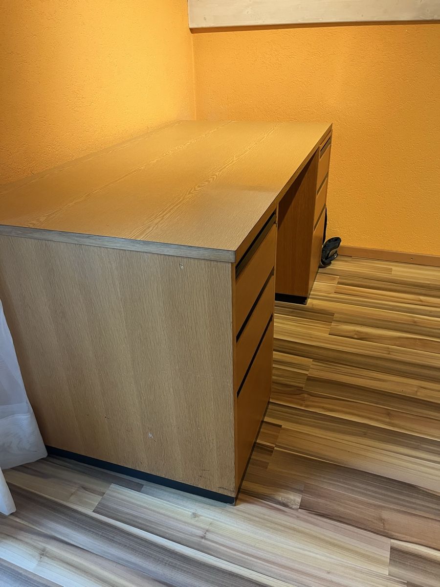 Schreibtische: Bürotisch – Gebraucht aus Wallenwil von i.r. 1