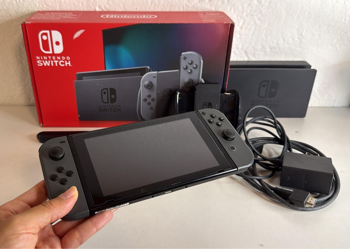 Nintendo Console: Nintendo Switch Console Grey - with screen protector! – Usato da Ehrendingen venduto da bubulence 1