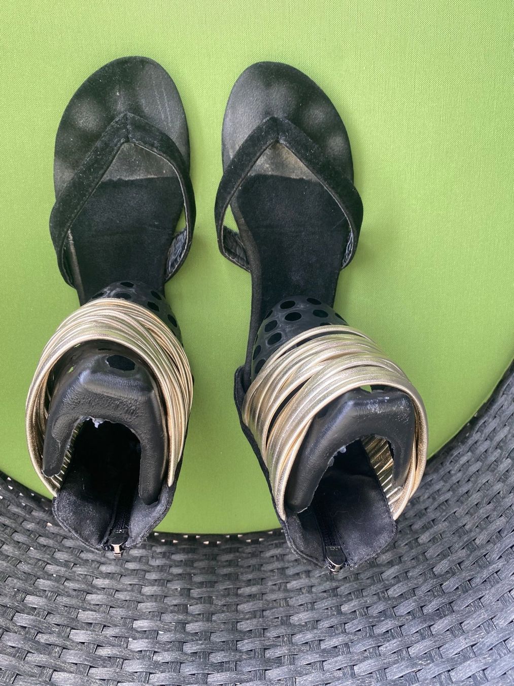 Damenschuhe: SUMMERTIME - stylische Flip-Flops mit Goldbänder, nero, 38 – Gebraucht aus Winkel von ferrari2022 1