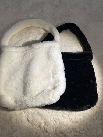 Flauschige Handtasche in Weiss & Schwarz