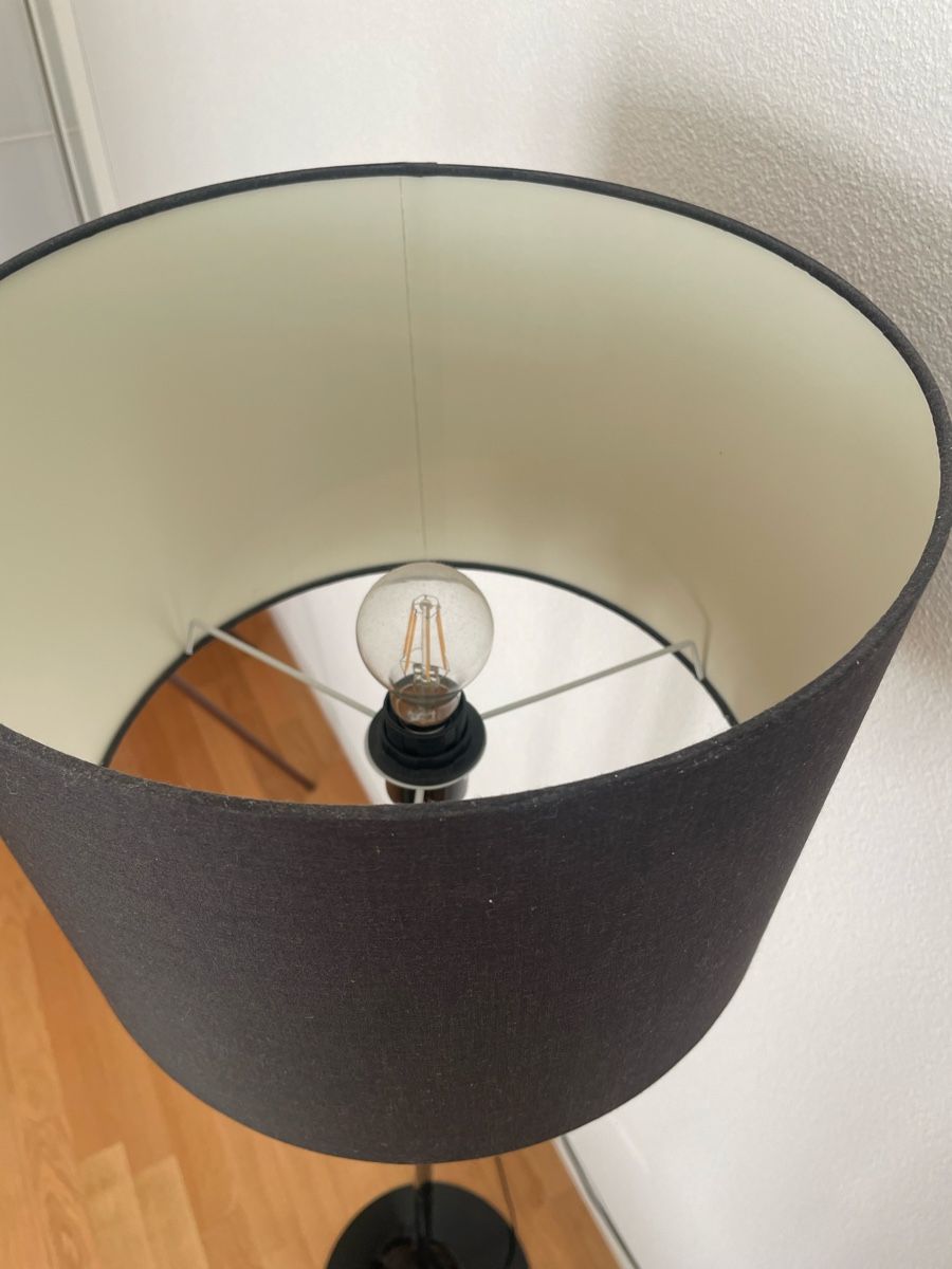Lampes: schwarze Stehlampe mit Schirm, 1.5m – D'occasion à Bern par AnnaS13 2