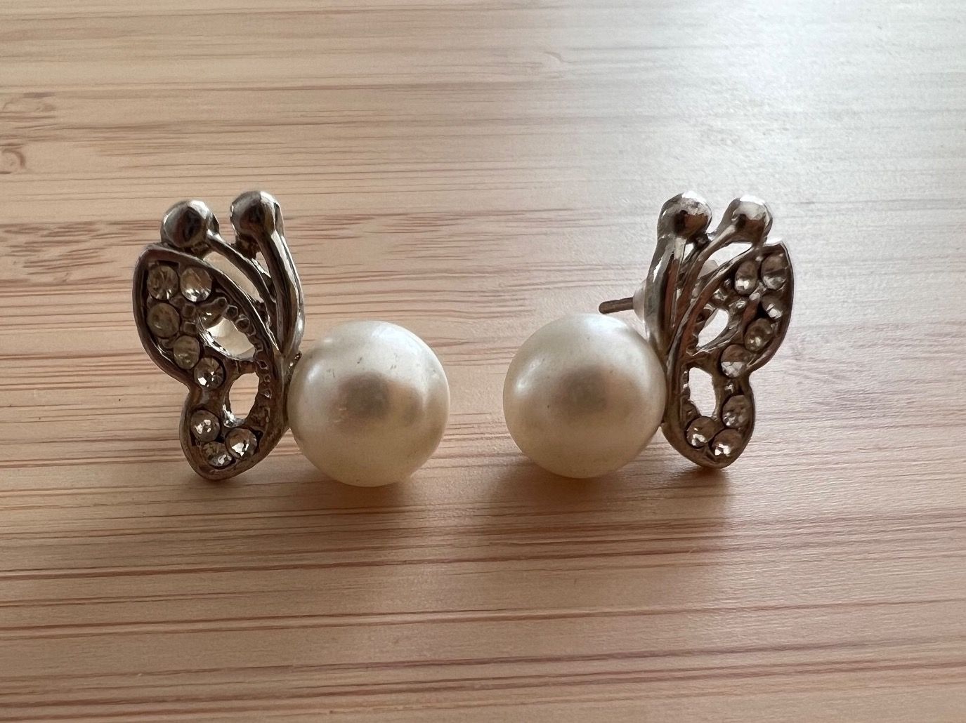 Orecchini pendenti & Orecchini a lobo: Butterfly pearl stud earrings – Usato da Genève venduto da Ballpencase